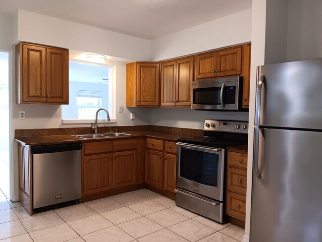 Building Photo - Big family room, granite & stainless kitch...
