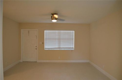 Foto del edificio - 802 NE 38th St