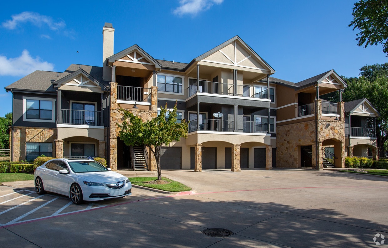Village of Hawks Creek Apartments in Fort Worth, TX
