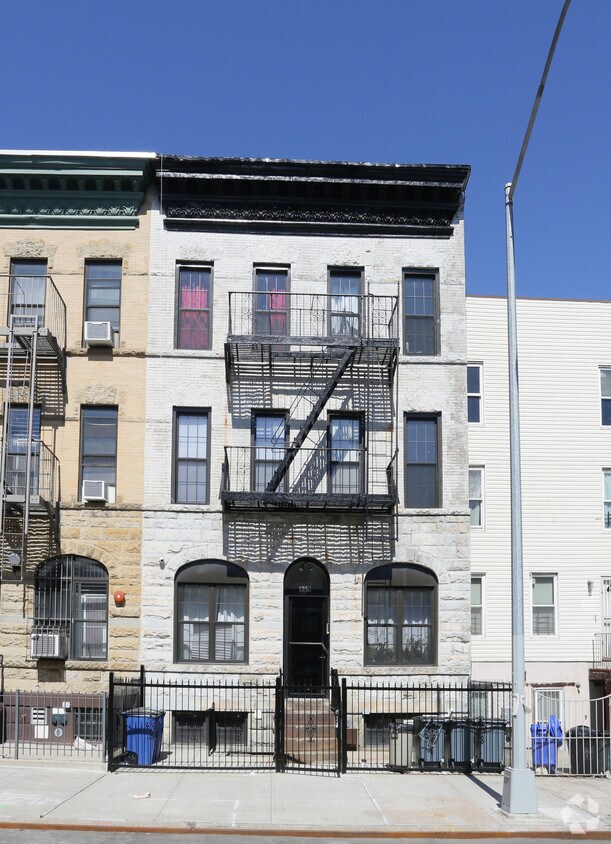 Building Photo - 989 Putnam Ave