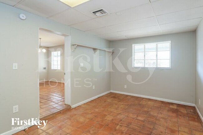 Building Photo - 1302 W Elm St