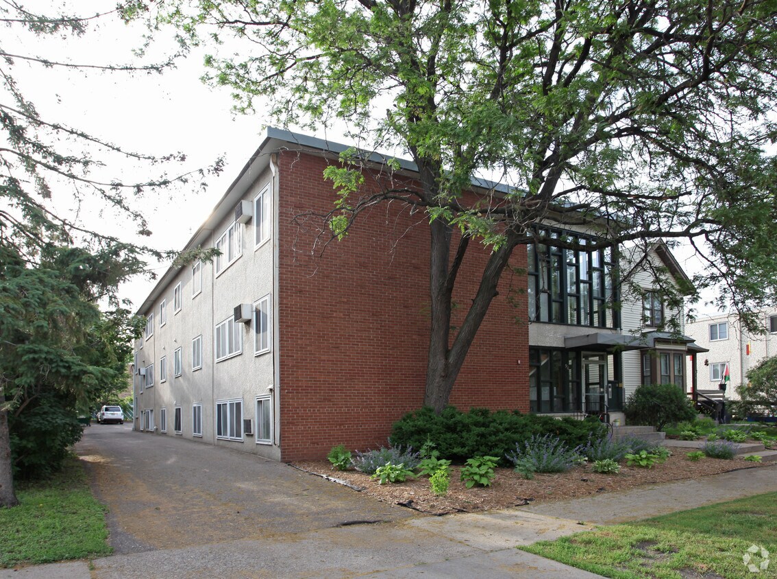 Building Photo - 911 21st St S