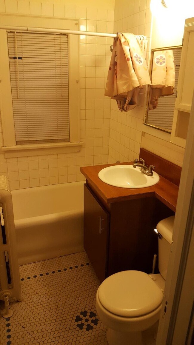 Bath - 4228 Cedar Ave S