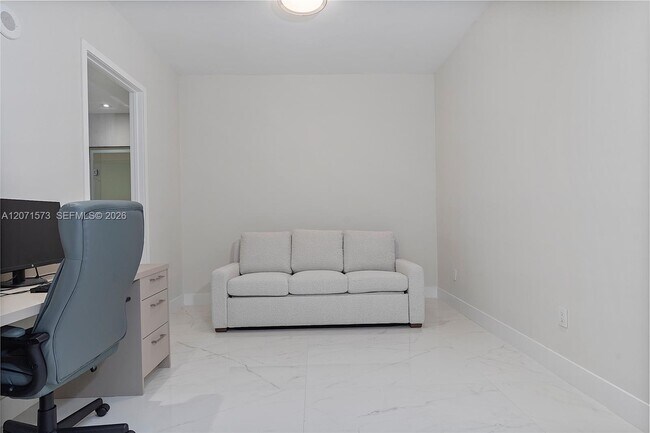 Foto del edificio - 100 South Pointe Dr