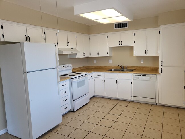 Foto del edificio - COMING SOON....EXCELLENT HOME WITH MOUNTAIN VIEWS!