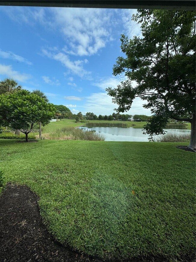 Foto del edificio - 4729 Greenway Dr