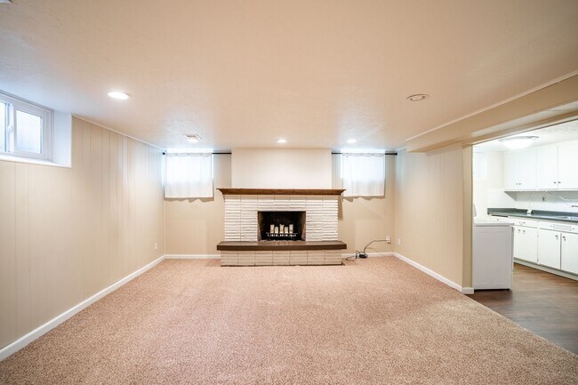 Building Photo - 542 150 E