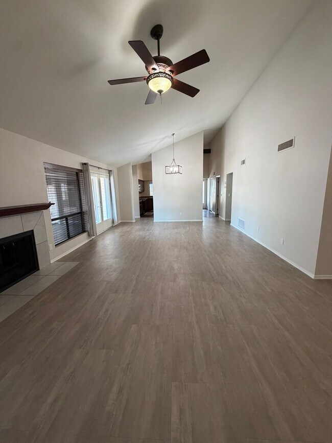 Foto del edificio - 1716 E Redfield Rd