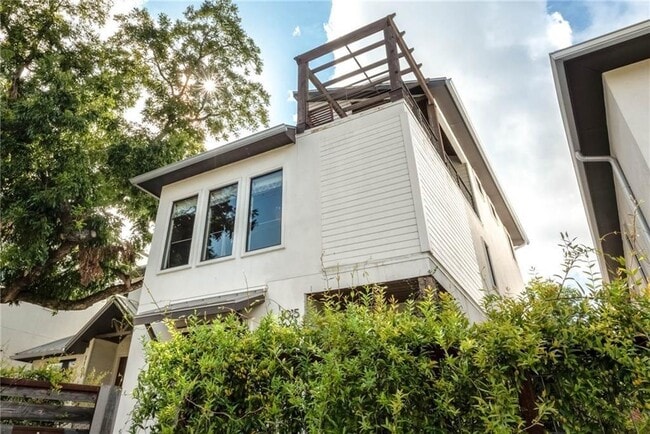 Building Photo - 1015 E 12th St