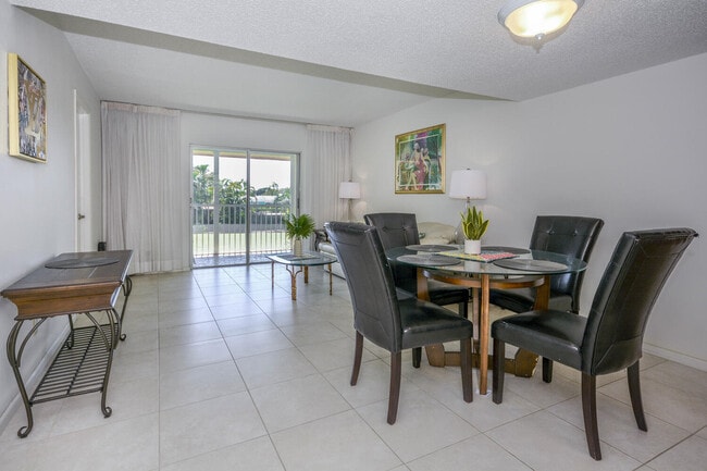 Building Photo - 18081 SE Country Club Dr