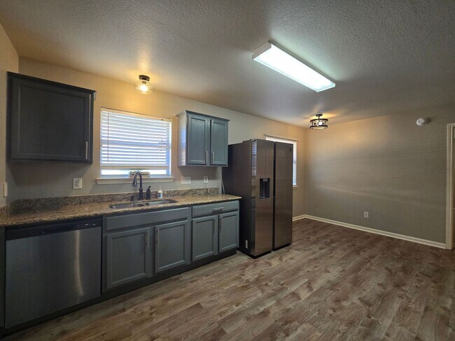 Foto del edificio - AVAILABLE NOW!