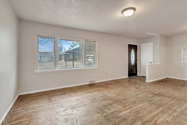 Building Photo - 2008 Maple Dr