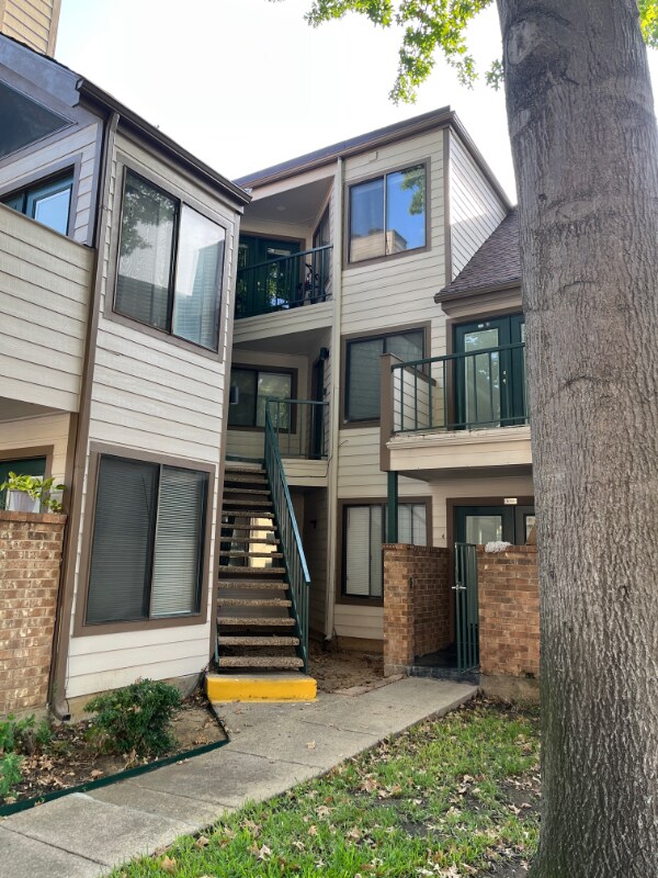 Foto del edificio - 2301 Balsam Dr