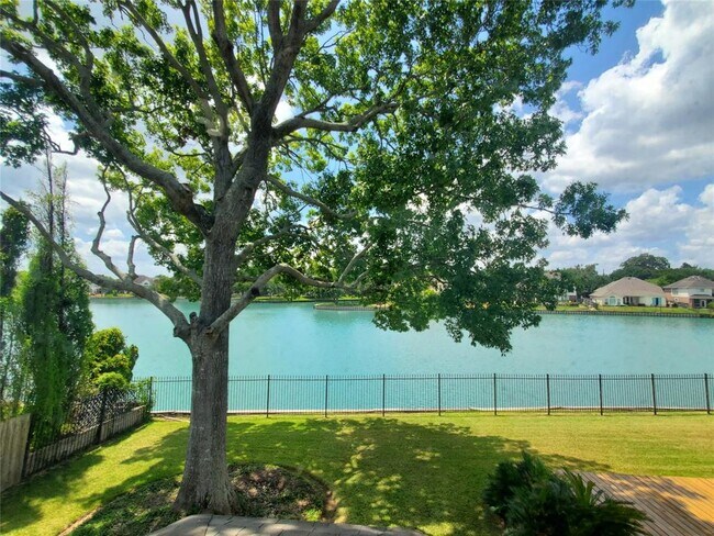 Foto del edificio - 1810 Shoreline Dr