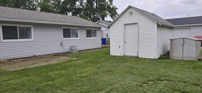 Building Photo - 4166 Camelot Dr