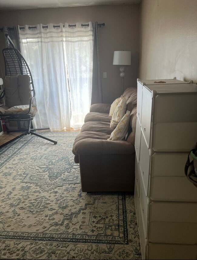 Building Photo - Top floor Condo in desirable area