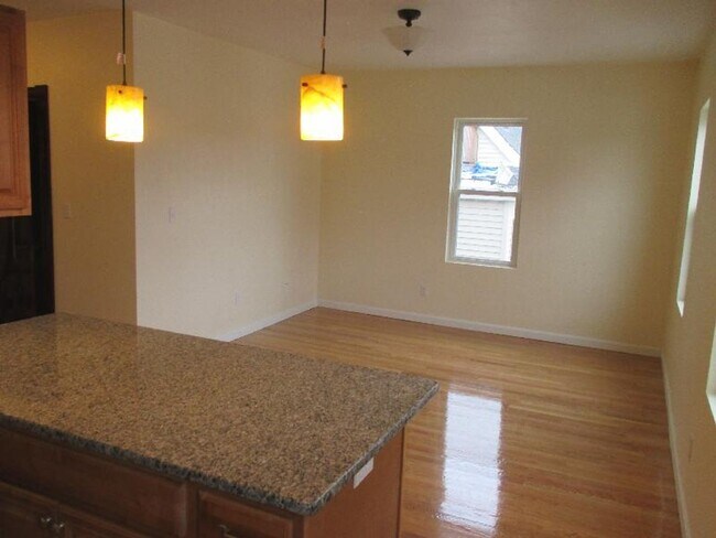 Building Photo - Large 3Bed/2Bath apartment in Brookline Village, close to public transportation