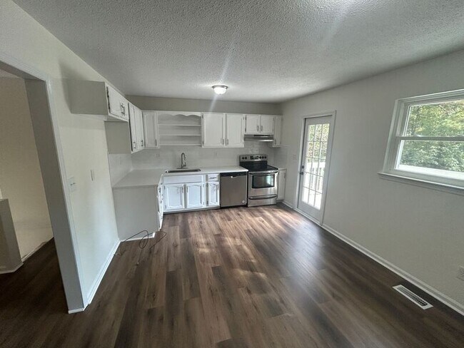 Building Photo - 1300 McCravy Ln