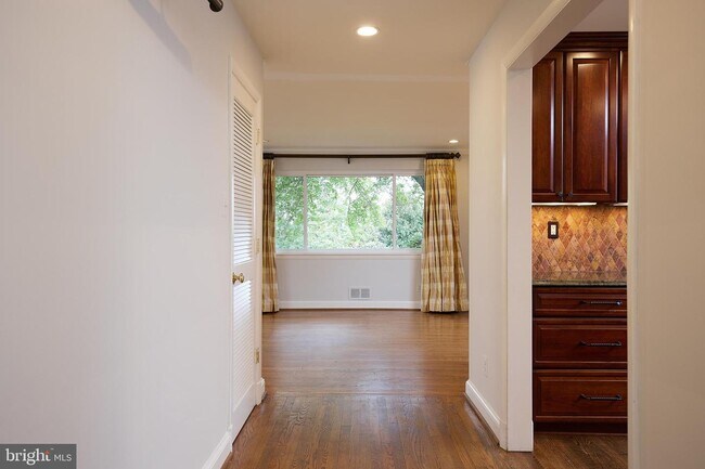 Foto del edificio - 6716 Tulip Hill Terrace