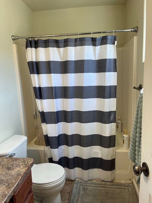 Building Photo - Charming Townhome