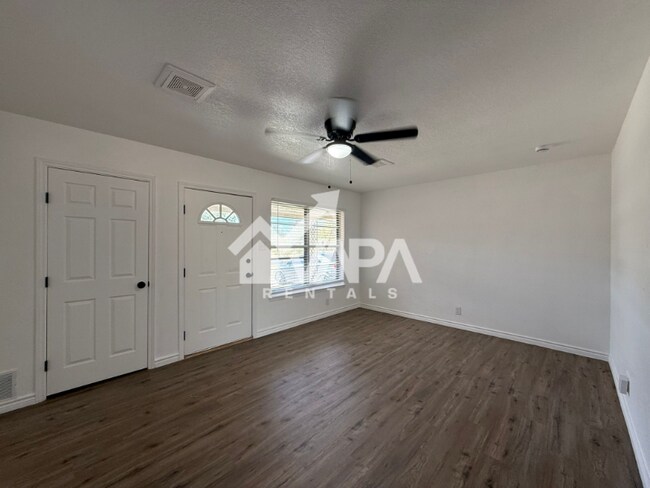 Foto del edificio - 4907 Stoneleigh Dr