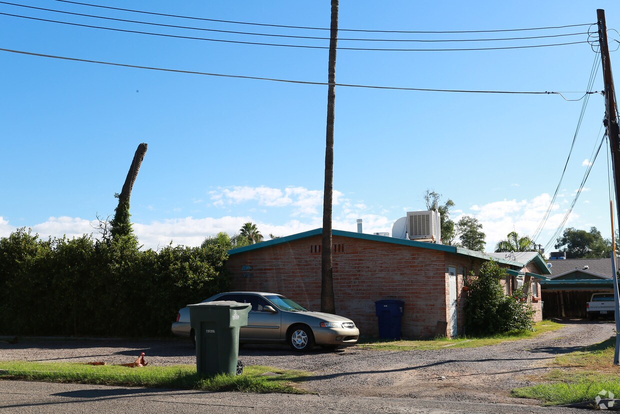 Building Photo - 1638-1644 N Sycamore Blvd