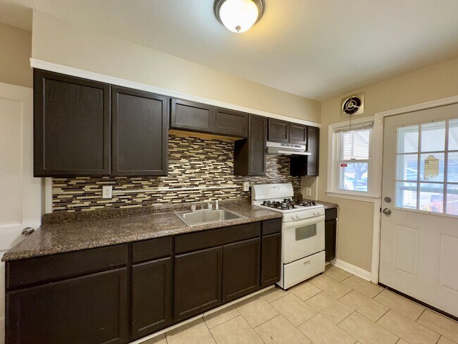 Building Photo - Charming 3 Bedroom/1 Bathroom Townhome in Idlewood, MD!