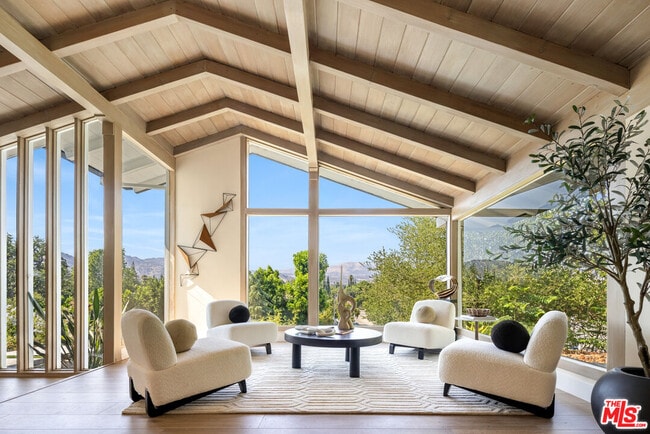 Foto del edificio - 9425 Gierson Ave