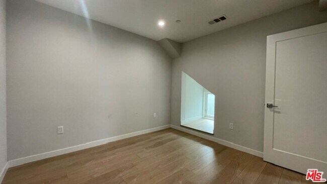 Building Photo - 5224 Satsuma Ave