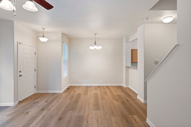 Foto del edificio - Stylish 3-Bedroom Townhome Just Minutes fr...