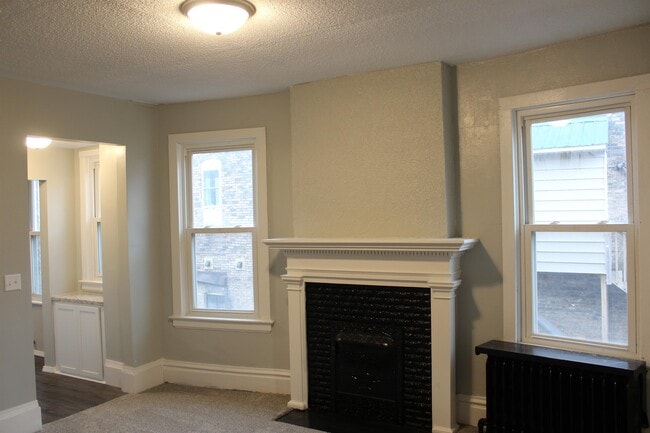 Building Photo - 812 E 2nd St