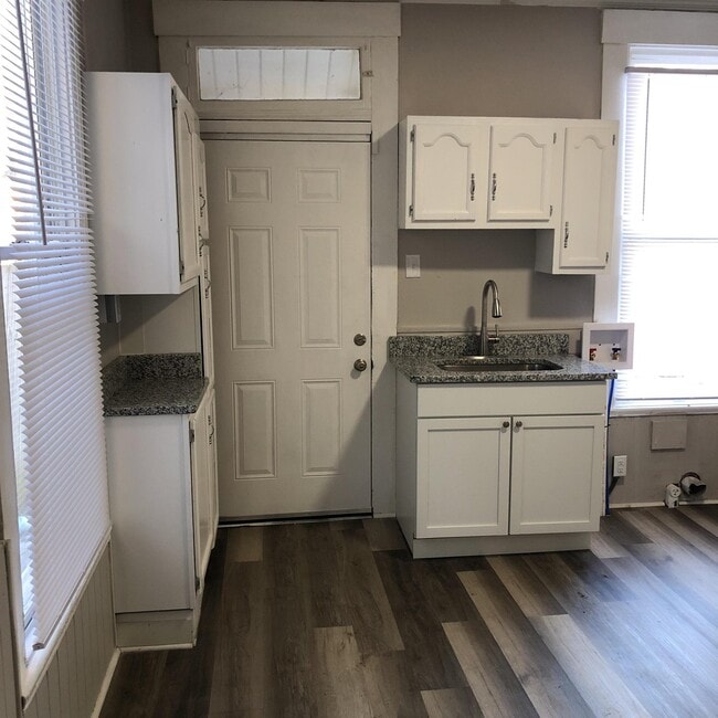 Building Photo - 2327 Duncan St