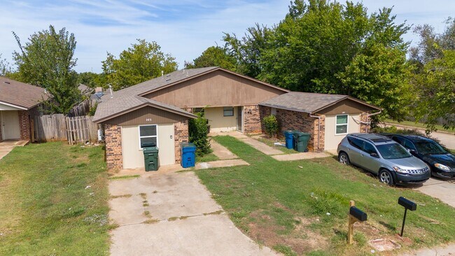 Building Photo - Stylishly Updated 4-Bedroom Home with Mode...