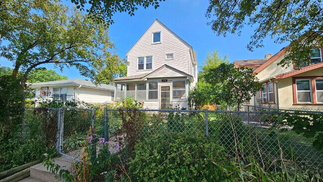 Foto del edificio - "Charming 3-Bedroom Retreat with 1200 Sq Ft of Comfort in Harrison Neighborhood in Minneapolis!"