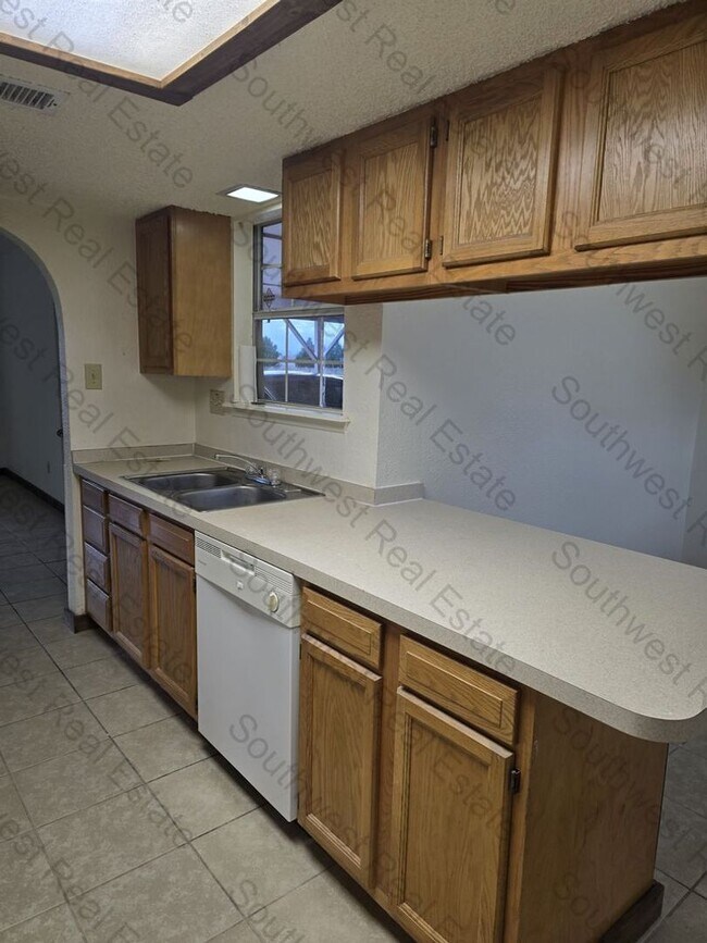 Foto del edificio - Spacious 3-bedroom 2 bath home- Freshly pa...