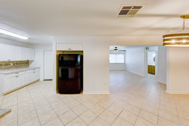 Building Photo - 309 Robbie St