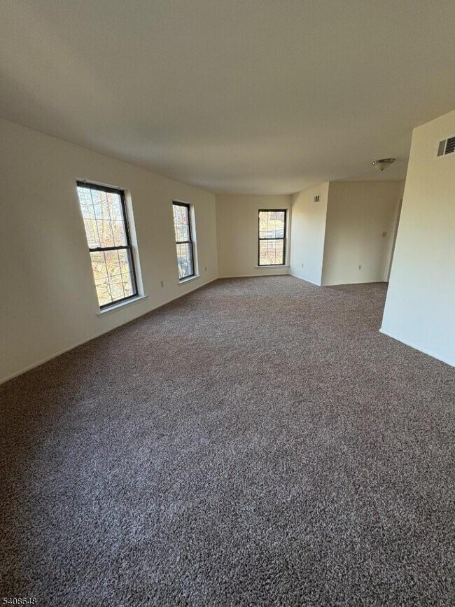 Building Photo - 181 Long Hill Rd