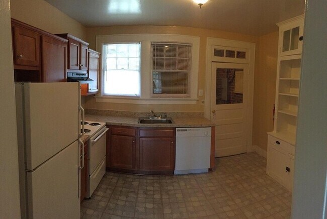 Building Photo - Stunning Riverside Apartment - No App Fee!