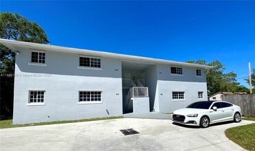 Building Photo - 800 SW 10th Ave