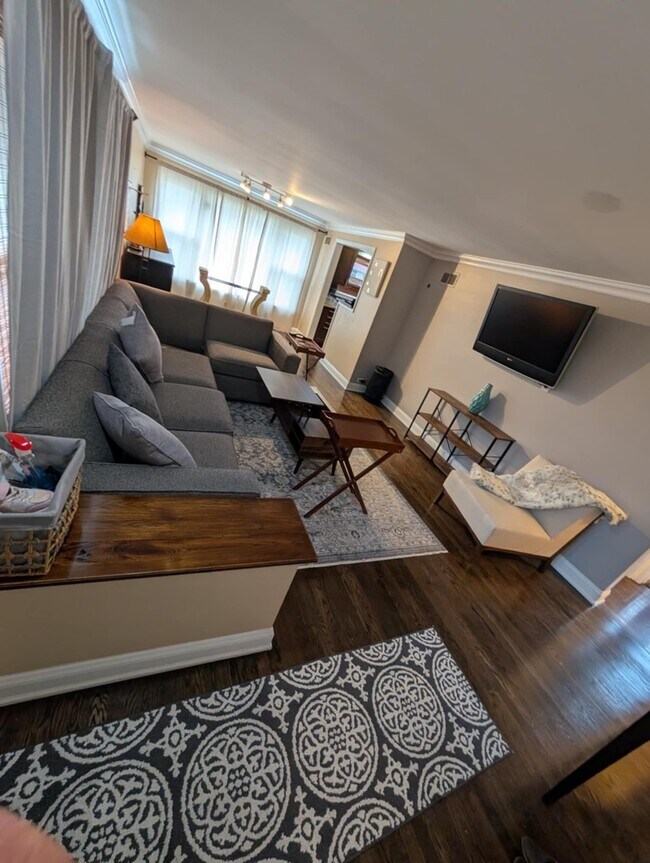 Foto del edificio - 5151 Chase Ave