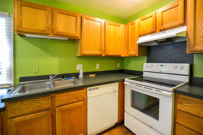 Building Photo - Downtown Charleston Duplex!