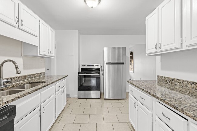 Building Photo - Beautifully Renovated 3 Bedroom 2 Bath Hom...