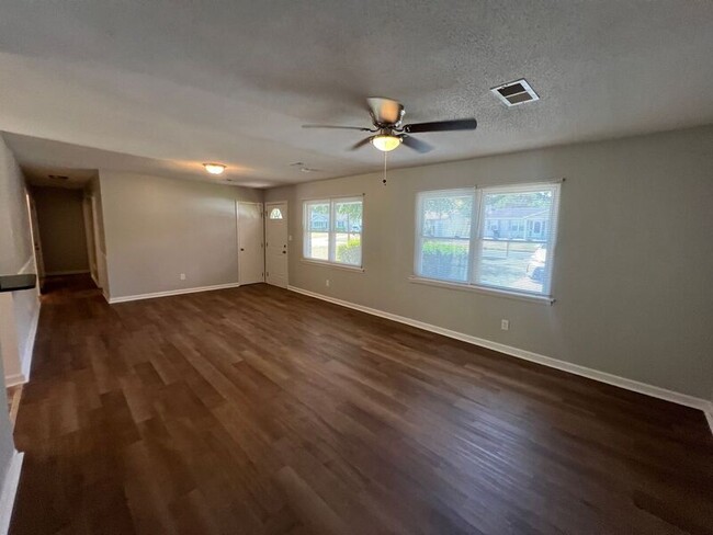 Building Photo - 14005 Glenview Dr SW