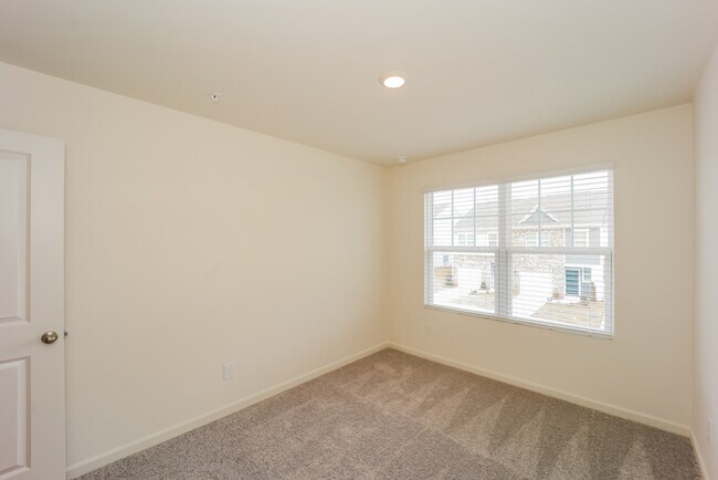 Building Photo - Fantastic 3bd/2.5ba home! Coming soon!