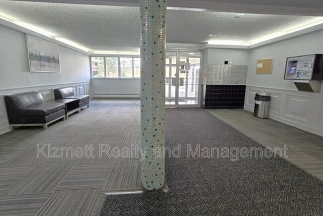 Building Photo - 10135-10120 120 St NW