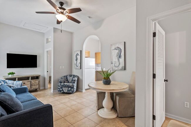 Building Photo - Newly renovated! Live the Grayt life in th...