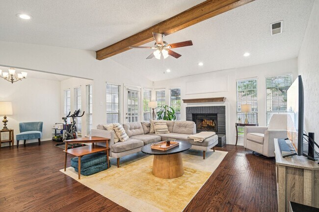 Foto del edificio - Hill Country Charm Meets City Convenience / 3 miles to Domain / One story / Covered Patio / Refri...