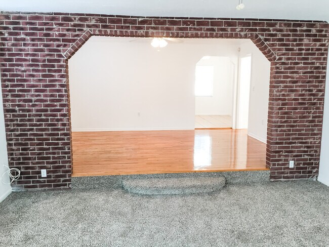 Building Photo - 1302 E Frierson Ave
