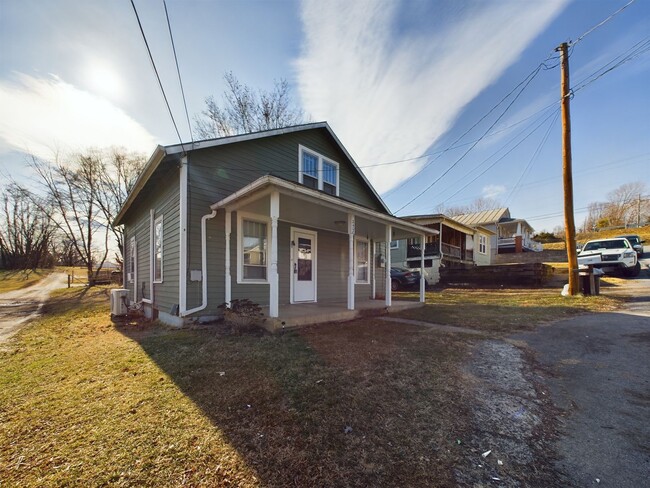 Building Photo - Wonderful 2-bedroom Craftsman House