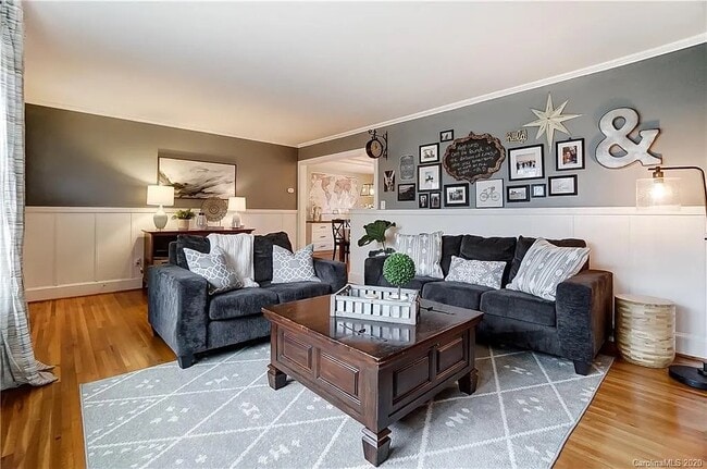 Foto del edificio - 10700 Forest Dr